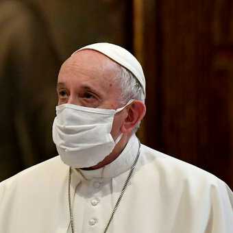 Papana ha parlato. Lasciate che le élite vi vaccinino e vi dominino in pace