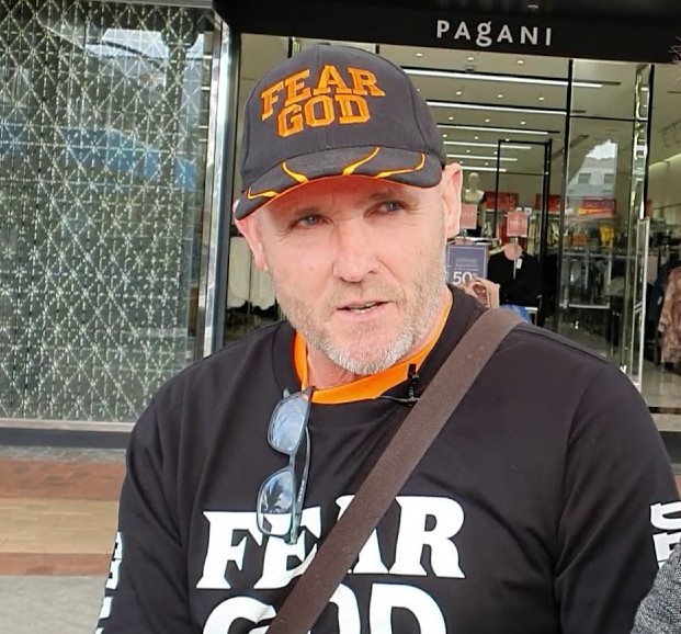 Street Preacher Uses Megaphone To Warn About Jacinda‘s mRNA Jabs