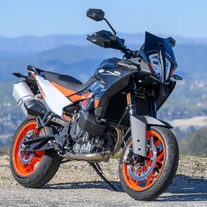 KTM 890 SMT + Holly Varey