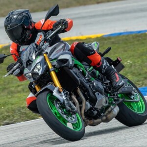 Kawasaki Z900 SE + Insta360 X5 + Melissa Paris, lady racer and team owner