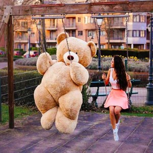 Giant teddy bear: The best thing you can gift to your loved ones