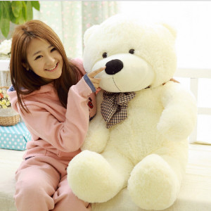 Giant Teddy Bear: An Intangible Plush That Add Smiles