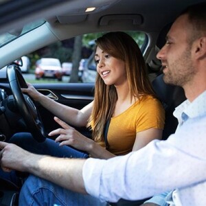 How Can You Enrol in the Best Driving School in Glen Waverley?