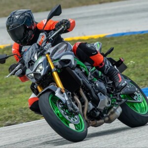 Kawasaki Z900 SE + Insta360 X5 + Melissa Paris, lady racer and team owner