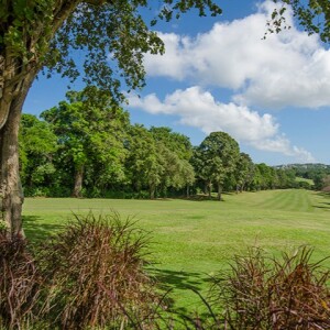 Episode 62 - Seeing Green: A swing into the Upton Estate Golf & Country Club in Ocho Rios with Jonathan Newnham