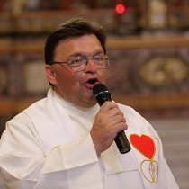 Beszélgetés Fülöp Ákos atyával a szentmiséről 