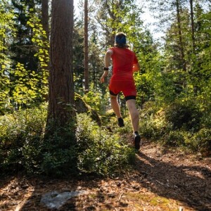 What is a common cause of 5th metatarsal fracture in a trail runner?