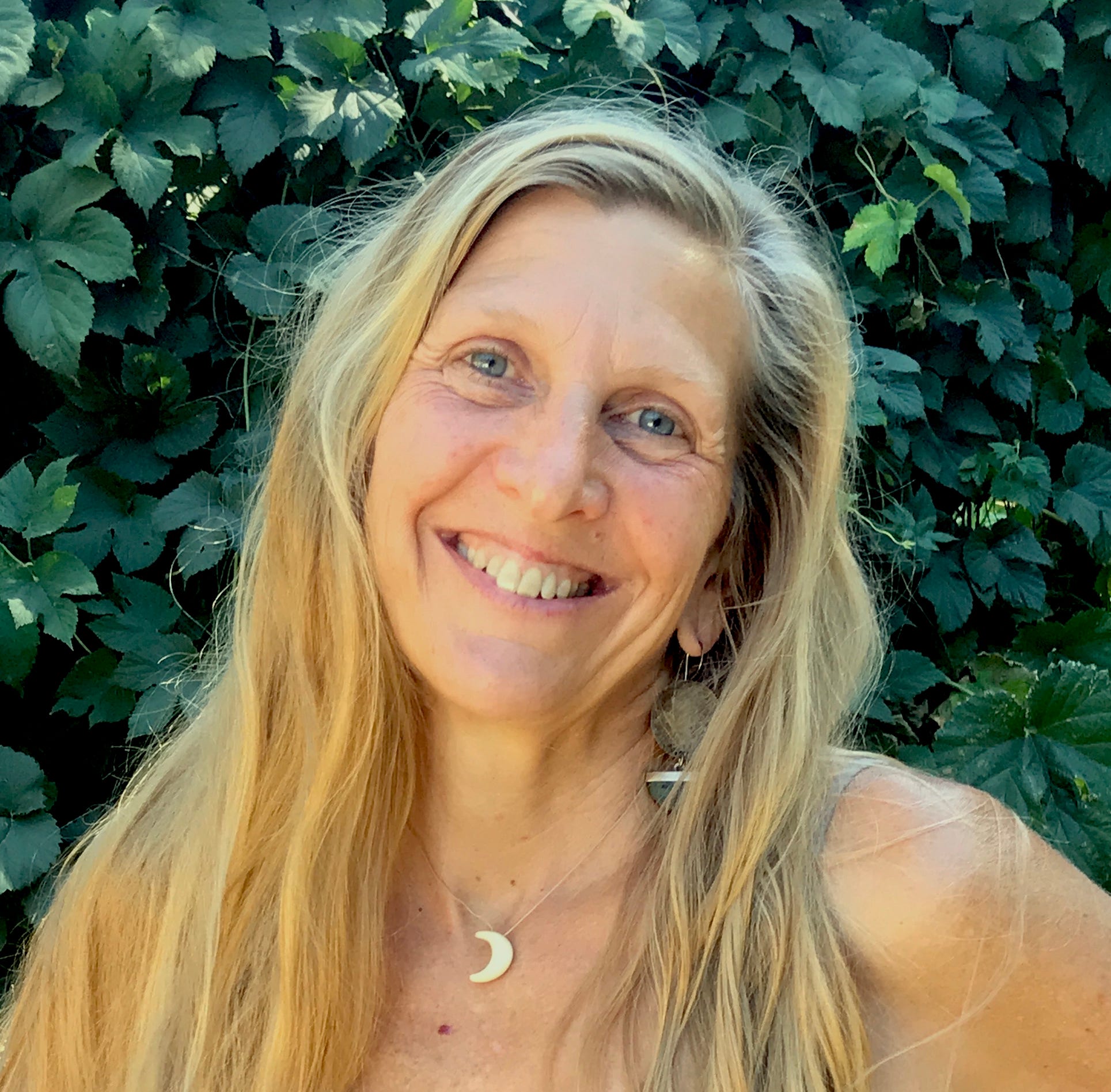S3E58 The Four Radical Commitments for Thriving in Relationships with Tracie Sage thumbnail
