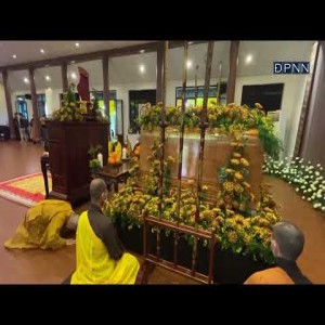 TT. Thích Nhật Từ đảnh lễ trước kim quan Thiền sư Thích Nhất Hạnh
