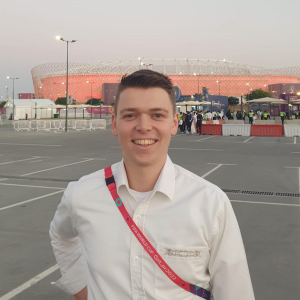 E5: Fußball WM in Katar - Kellner in der VVIP Lounge - mit Leonard Probst