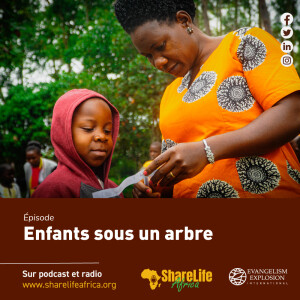 Enfants sous un arbre