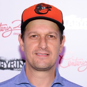 Josh Charles waits 10 years to ask Adam Jones one question about a cup