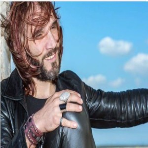 Itali-Echo interviews singer/composer Reverendo Secret (Italy's got talent 2016) and asks for a live improvisation.