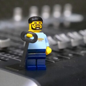 Jak nie wykoleić tramwaju na kamieniach, czyli motorniczy układa życie z klocków Lego #189