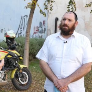 ”קצת תשומת לב, זו הצלת חיים”: מתנדב בזק”א מספר על הקשישים מאחורי הדלת. צפו