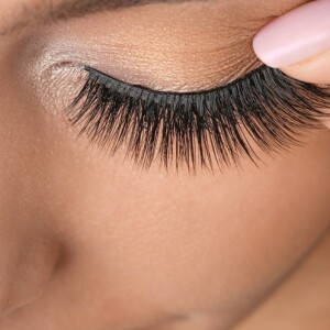 Optometrist explains dry eyes and why your fake lashes could be harmful