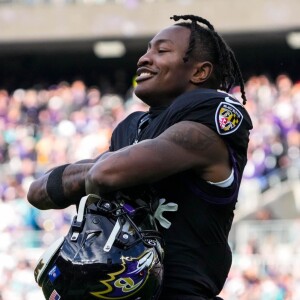 Lamar flambés Dolphins, Ravens clinch bye