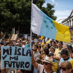 Le proteste dei residenti nelle Canarie contro il turismo selvaggio