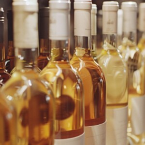 Examining the Complex Flavor Profiles of Dry and Sweet White Wine Varieties for Enthusiasts of All Expertise Levels