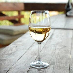 What Does Chardonnay Taste Like? Is It Sweet? A Guide to Wine Its Tasting Profile, Notes and Flavors