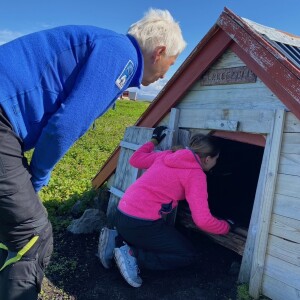 Flovær Radio, femte episode, bli med på rotur til Lånan, der vi besøker Hildegun Nordum og barnebarnet Anna