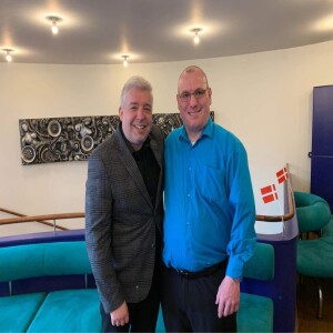 Jacob Neumann fra Nærradio Korsør besøgte Nykøbing F revyen og fik interview med Mickey Pless, hør podcasten her