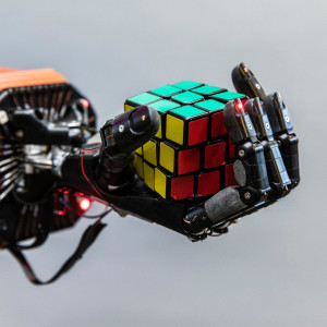 OpenAI et la main robot qui résout le Rubik's cube : décryptage derrière la hype