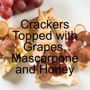 Crackers Topped with Spicy Red Grapes, Mascarpone and Honey