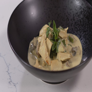 Plant-based Thai Green Curry with Mindful Chik’n, Eggplant, and Mushrooms