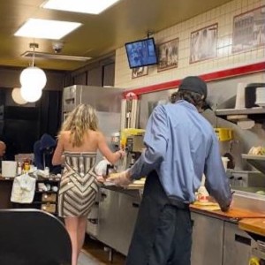 When Worker Was Left Alone to Run Entire Restaurant, Empathetic Customers Jump In to Help