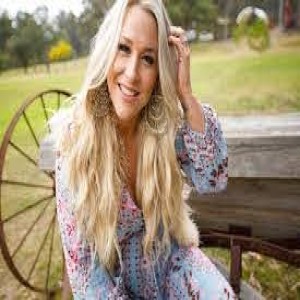 Australian And International Singer Songwriter Catherine Britt Chats To Fab FM's Paul Makin About Her Life And Music And The Release Of Her Brand New Single 'FavRit Song'