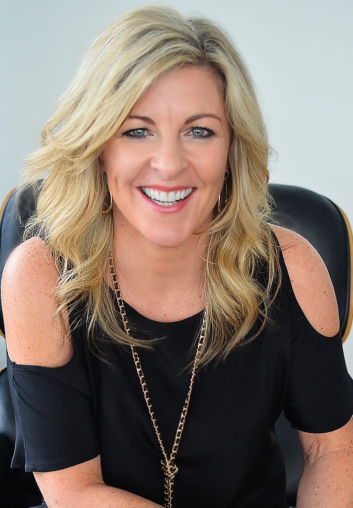 Janine Brolly, Speaker, Author, 7 Figure business owner, helping women own their power Image