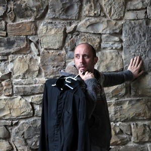 Dans mon resto les livres remplacent les smartphones … (Henry Amestoy)