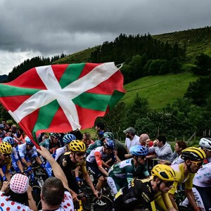 Pourquoi y a-t-il des drapeaux basques dans les courses du Monde entier … (Ximun Larre 1/2)