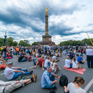 Nach kraftvollem Signal aus Berlin: Mainstream lenkt ab mit Nazi-Narrativ