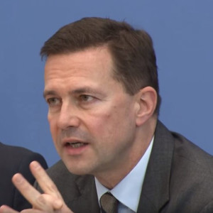 Stramm auf US-Kurs: Regierungssprecher Seibert und seine gewagten Aussagen zu "Angriffen des Iran"