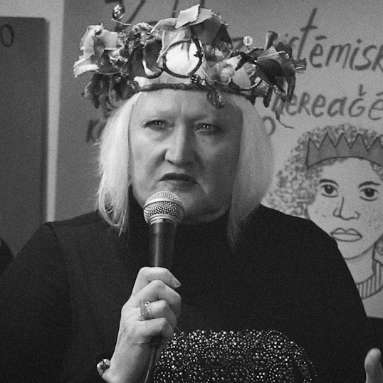 Starp mums, meitenēm, runājot