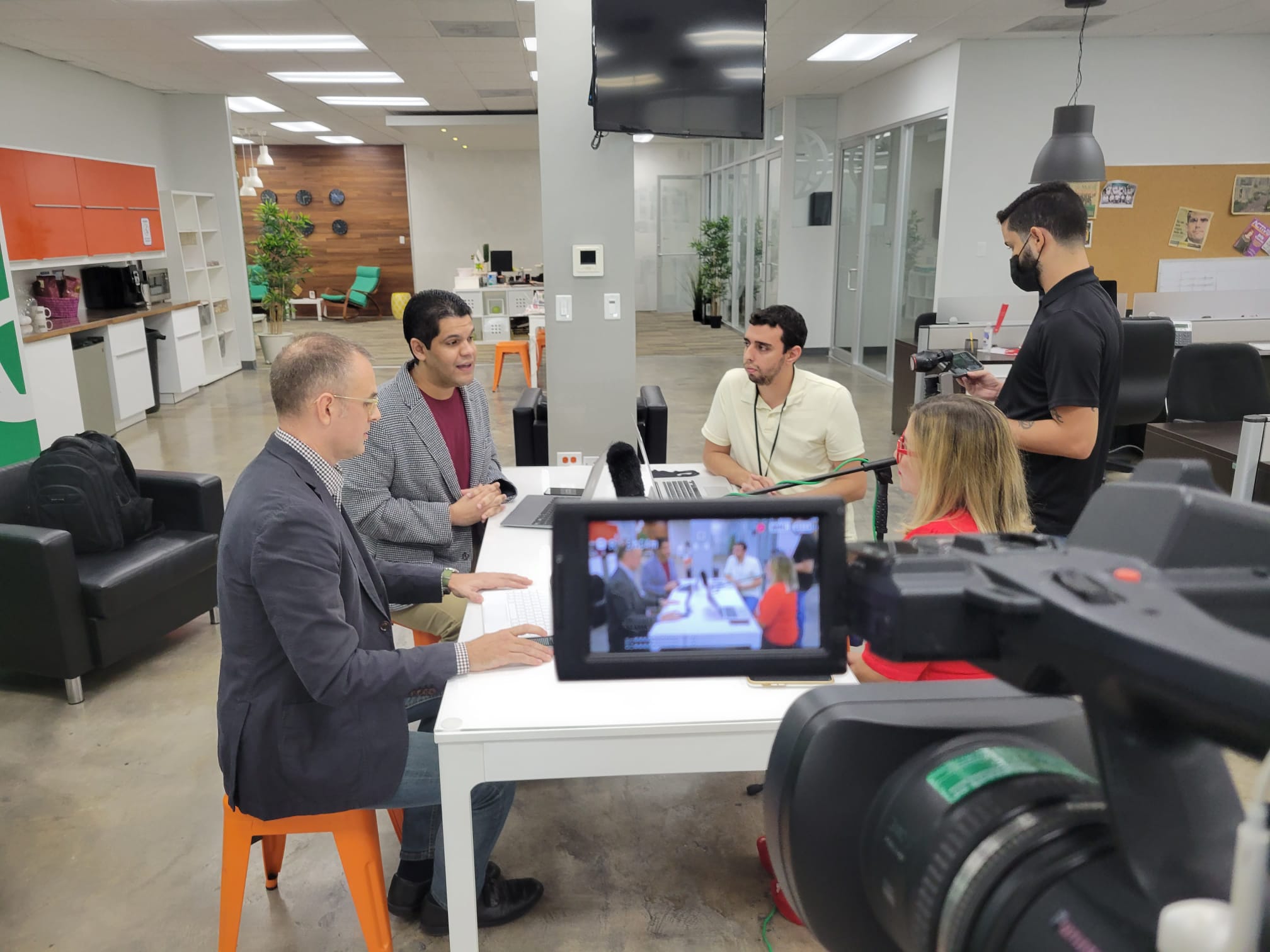 Con Los Editores