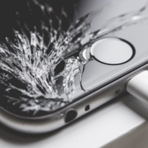 What Are the Top Risks of Using a Cracked iPhone Screen?