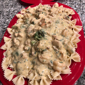 Ciara Body Party..π¨ Bacon Sauvignon Blanc chicken & shrimp Alfredo