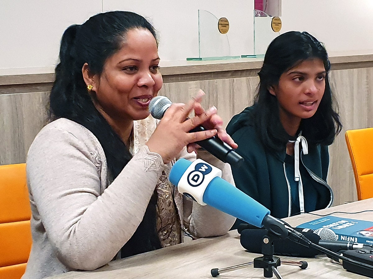 Asia Bibi kertoo uskon säilymisestä vankilassa - Myös Suomesta lähetettiin yli 1500 korttia Pakistaniin