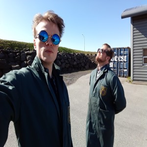 Hemmi hlustar á tónlist