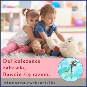 Daj koleżance zabawkę. Bawcie się razem.