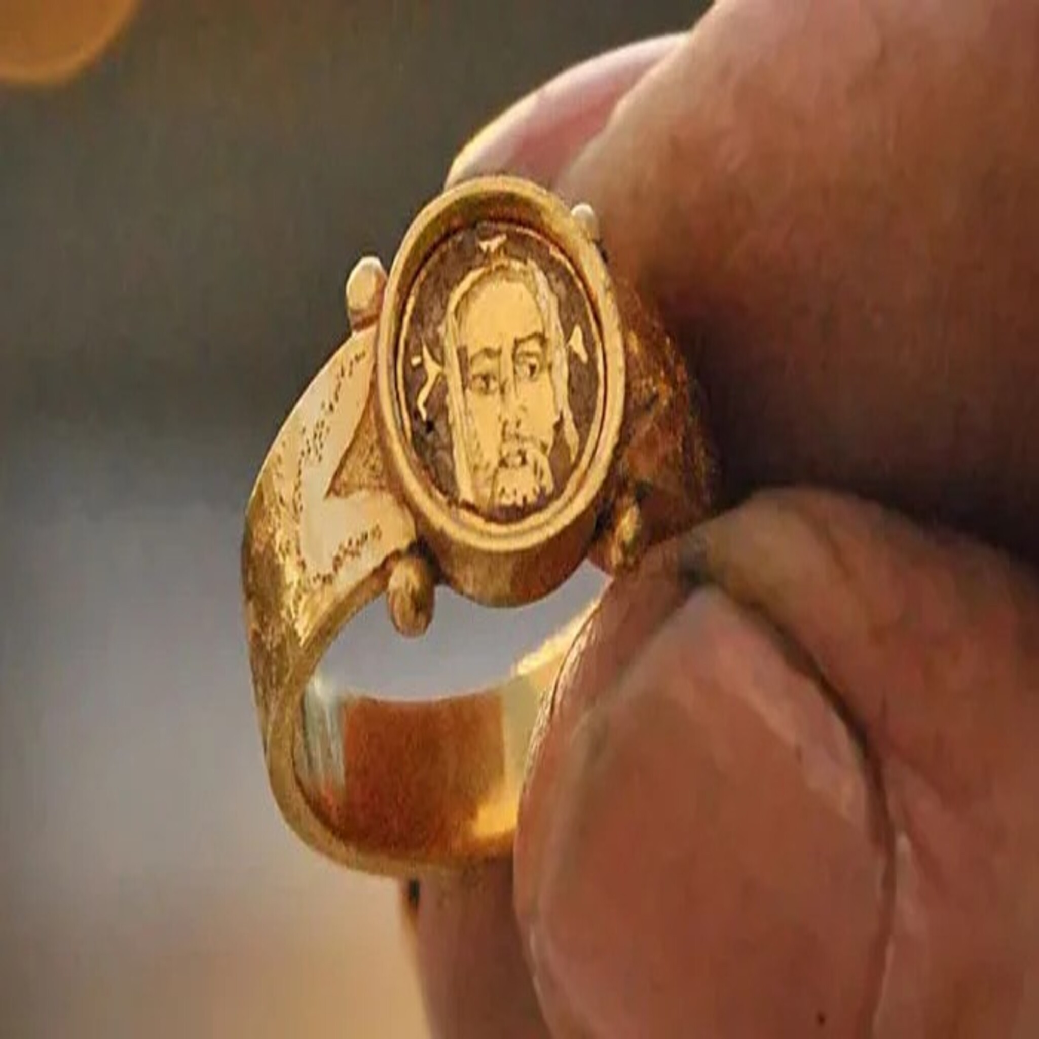 We catch up with some loyal listeners, Tim and Jolynn have a heated discussion on world events, and a 500-year-old gold ring is drawing attention