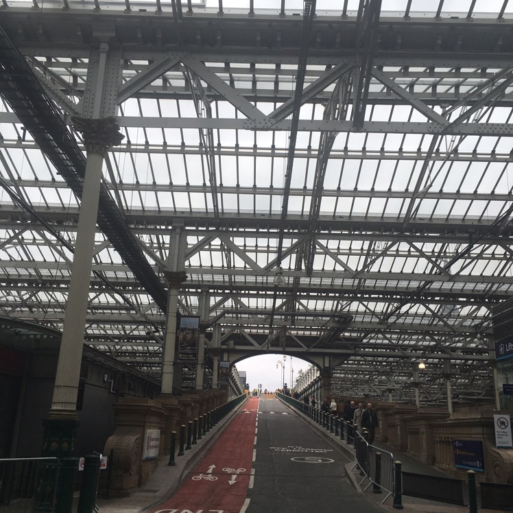 Bagpipes, rain and trains to Edinburgh