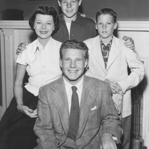 Adventures of Ozzie & Harriet -  1944-11-09 #007 Enters Essay Contest on Glamour