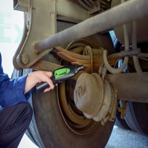What Are the Factors to Look for Before Hiring a Truck Mechanic?