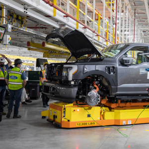 Ford lève le pied sur le tout électrique