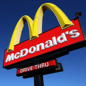 McDo prévoit lancer des repas à 5 $ : l'action grimpe