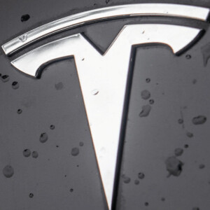 Tesla : l'action touche les 300 $US